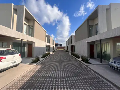 CASA DUPLEX EN ALQUILER - 139 y 505 -  Complejo cerrado en Don Carlos