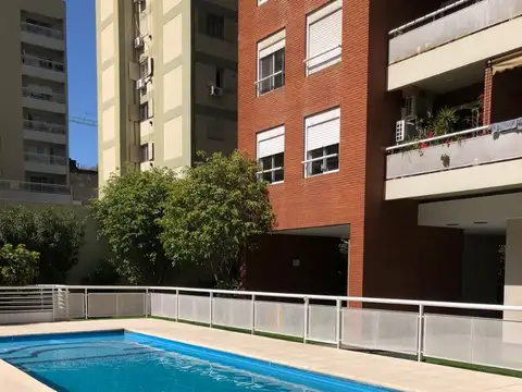 Apto profesional. Amenities: piscina, SUM con parrilla, laundry, solárium, vigilancia 24 hs, jardines. EDIFICIO EN ESTADO EXCELENTE