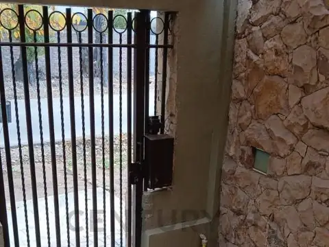SE VENDE EXCELENTE CASA CON DEPARTAMENTO