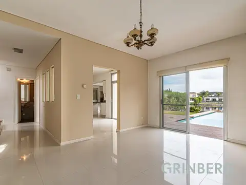 Casa en Alquiler con 4 cocheras