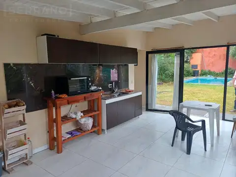 GZA. Venta. Casa 3 ambientes con pileta en terreno de 300m2. Barrio De Vicenzo, Pilar