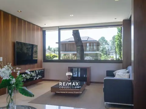 Casa en Alquiler con 2 cocheras