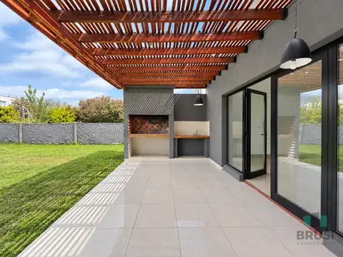 Casa en Venta con 3 cocheras