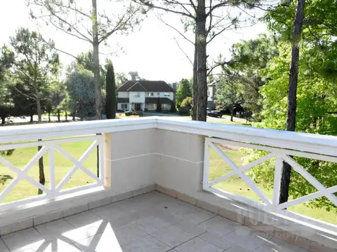 Casa 8 ambientes con 5 baños