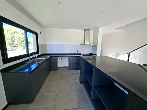 Casa 5 ambientes con 3 baños