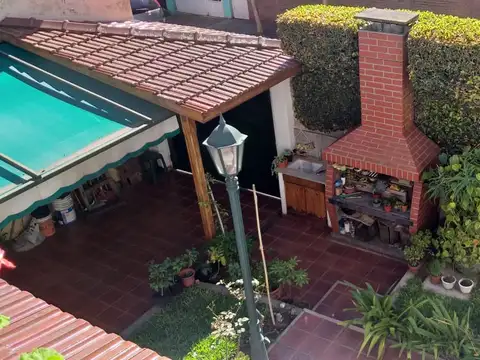 CASA TIPO CHALET EN DOS PLANTAS CON GARAGE Y FONDO CON PARRILLA.