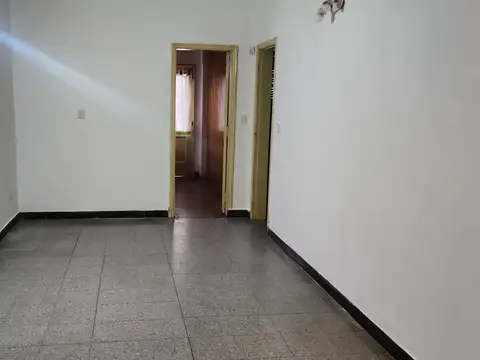 IMPECABLE CASA AL FRENTE DE 3 AMBIENTES MUY AMPLIOS CON PATIO DESCUBIERTO Y FONDO LIBRE  