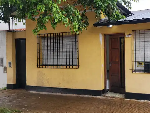 IMPECABLE CASA AL FRENTE DE 3 AMBIENTES MUY AMPLIOS CON PATIO DESCUBIERTO Y FONDO LIBRE  
