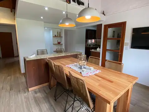 Casa 6 ambientes con 2 baños