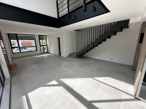 Casa en Alquiler con 2 cocheras