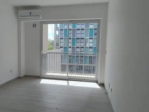 Departamento en alquier de 2 ambientes en Olivos con cochera y balcón, piso 4 frente.