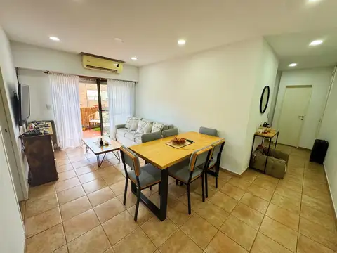 Departamento de tres ambientes con cochera cubierta  a la venta