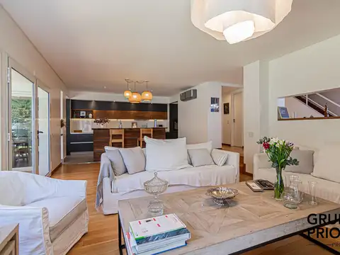 Casa en Alquiler con 2 cocheras