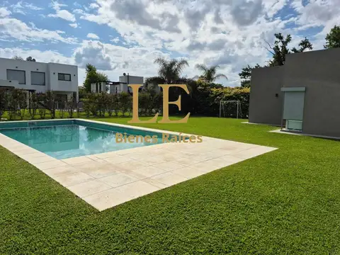 Casa en Alquiler con 4 cocheras