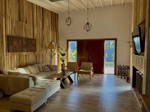Casa en Venta con 2 cocheras