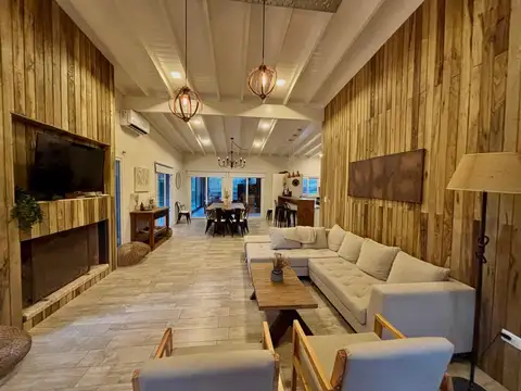 Casa 6 ambientes con 4 baños