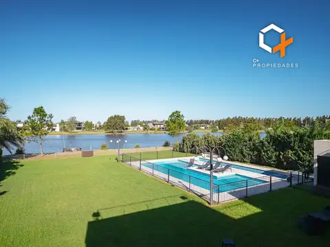 Espectacular casa con vista al lago en Barrio cerrado Puerto Roldan . 5 habitaciones. 2 Piscinas.