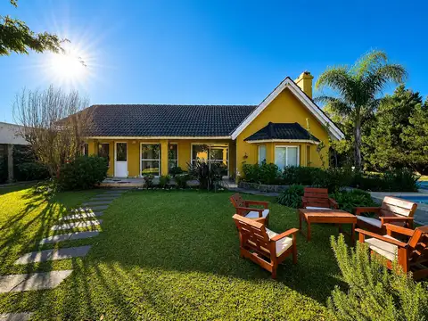 Casa 4 Dormitorios con pileta , jardin y quincho en Fisherton Hostal del sol
