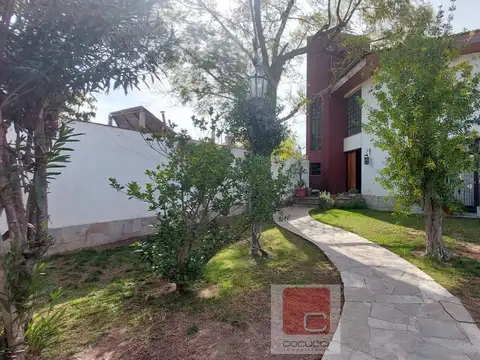 Casa 8 ambientes con 6 baños