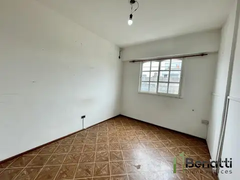 Dpto 2 ambientes al frente en 2do piso por escalera.