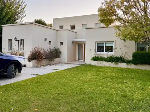 CASA EN VENTA EN ST. MATTHEWS VILLAGE - PILAR