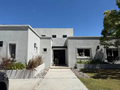 CASA EN VENTA EN ST. MATTHEWS VILLAGE - PILAR