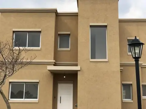 Pilar del Este Santa Guadalupe al 100