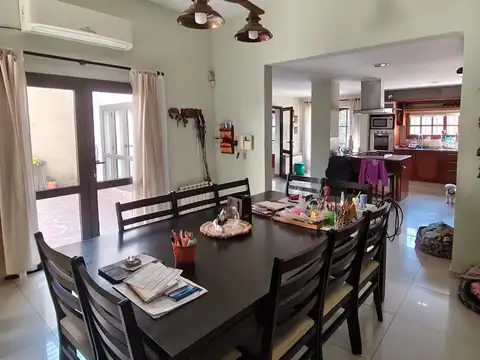 Casa en Venta con 2 cocheras