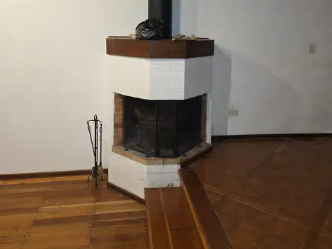 Casa 8 ambientes con 2 baños