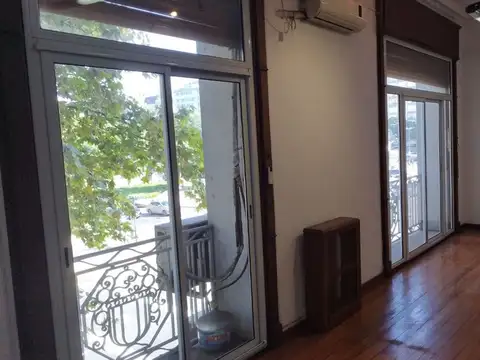 Venta Oficina Centro, Renovada c/balcon y cochera