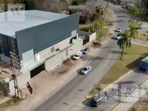 Depósito de 1050 m2 doble entrada contenedor sobre avenida