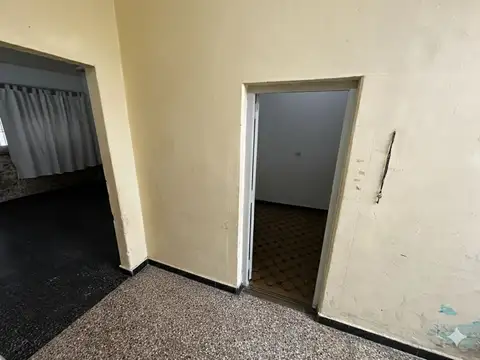 CASA AL FRENTE EN VENTA DOS DORMITORIOS PATIO