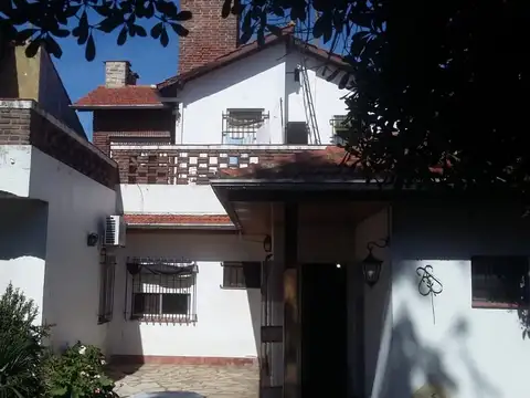 Excelente Chalet de Dos Plantas 10x38 Mts  Apto crédito  A Modernizar. Pirovano 100. Martinez