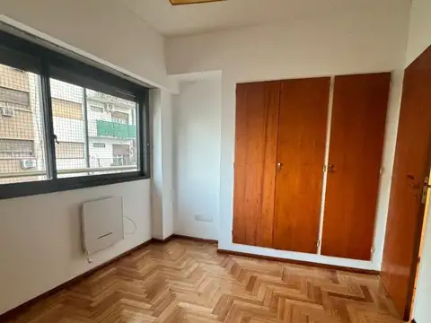 Semipiso de 2 ambientes y 1/2 con balcón al frente.