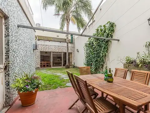 Casa 6 ambientes con 2 baños
