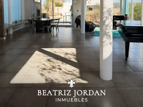 Casa 7 ambientes con 2 baños