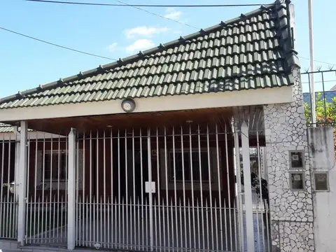 Muy linda casa sobre lote propio de 3 ambientes con cochera