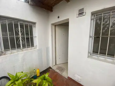 Monoambiente al frente con cocina separada.-