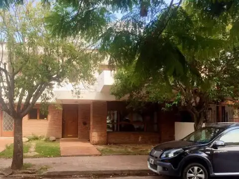 VENTA CASA 7 DORMITORIOS 5 B BARRIO LOS NARANJOS