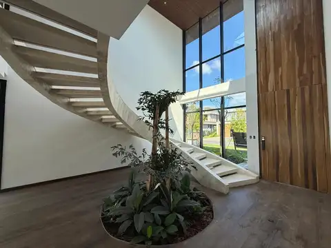 Casa en Venta con 4 cocheras