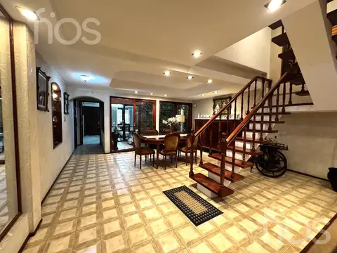 VENTA CASA DE CUATRO DORMITORIOS CON JARDIN Y COCHERA DOBLE EN ABASTO