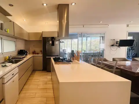 Casa 5 Ambientes con piscina - Barrio Santa Guadalupe