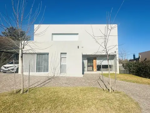 Casa 5 Ambientes con piscina - Barrio Santa Guadalupe