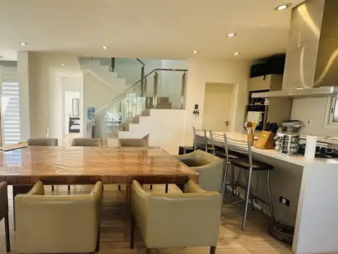Casa 5 Ambientes con piscina - Barrio Santa Guadalupe