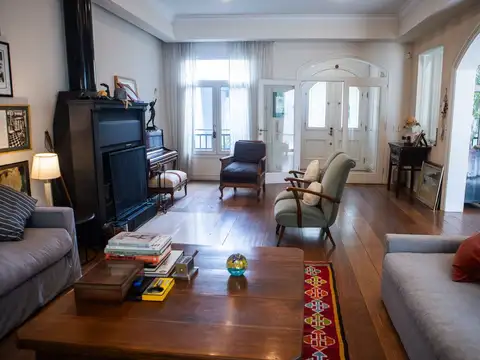 Casa en Venta con 2 cocheras
