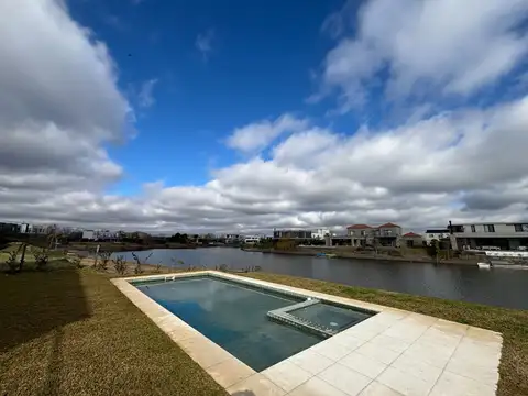 Casa en Venta con 3 cocheras