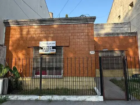 Casa al frente con pequeño jardín.