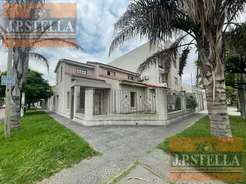 Casa 5 Amb. 192 m² Cub. c/ Cochera - Solo Uso Profesional - Villa Luzuriaga