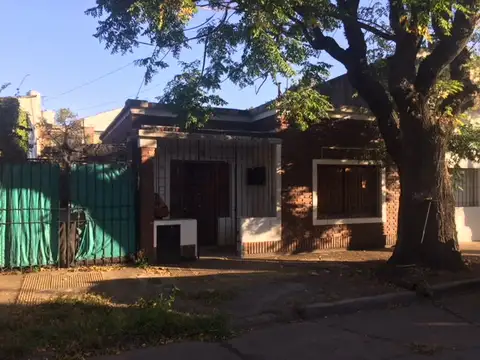 Martinez. Aramburu 790 Casa para reciclar totalmente. Buen lote y construcción sólida Lote 190 m2