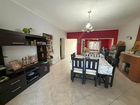 Casa 8 ambientes con 3 baños